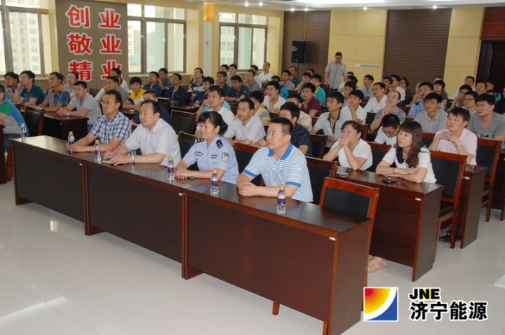 霄云煤矿举办汽车驾驶员行车安全专题培训