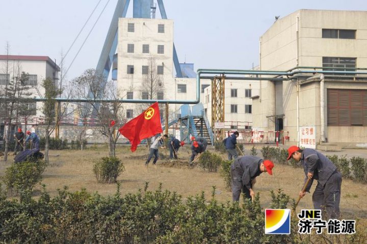 运河煤矿团委开展“绿色行动 美化环境”志愿服务活动