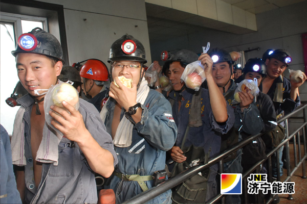 运河煤矿中秋佳节开展井口慰问活动