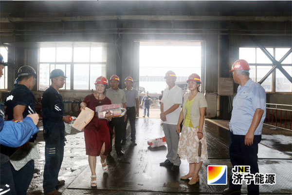 汶上县副县长韩晶到阳城煤电进行“夏送清凉”慰问