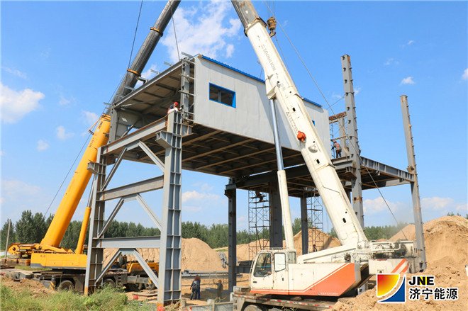 1536624265108977.jpg 济矿物流:9月8日港口码头跨铁路廊道钢桁架正式开始吊装作业2(孙继业)_副本.jpg