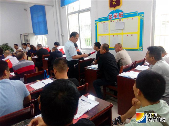 1537318506190759.jpg 2018年9月18日,金源煤矿运输工区班前会测酒现场照(刘超)_副本1.jpg