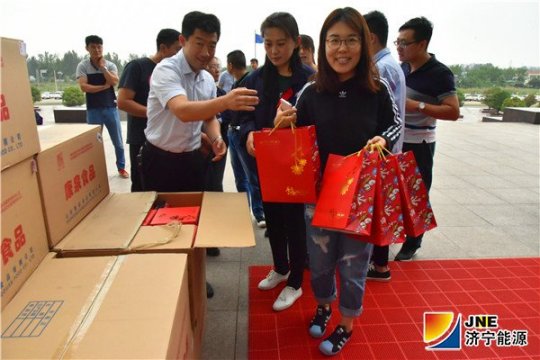 安居煤矿工会开展“中秋送月饼、真情嘱安全”活动