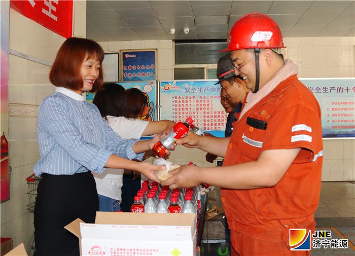 1537847340480277.jpg 2018年9月22日,阳城煤电职工“中秋节”里享温馨_副本1.jpg