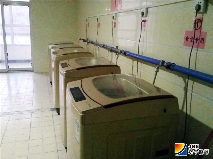 1546567114135967.jpg 2019年1月1日,朱家峁煤矿职工宿舍一楼洗衣房内新购置的全全自动洗衣机解决了职工洗衣难的问题。仇文摄.jpg