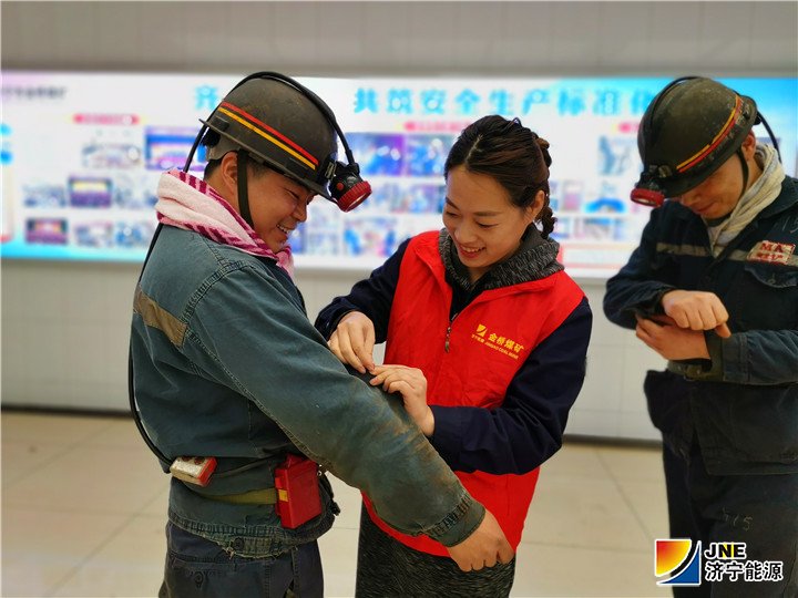 1551768349992097.jpg 2019年3月1日,金桥煤矿青年志愿者、女工协管员开展“衣心衣意 爱心缝补”活动(孟冉 摄).jpg