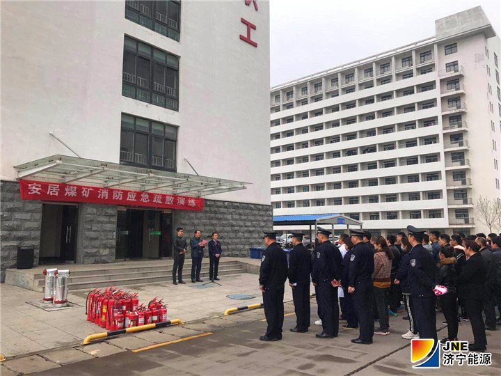1554097596199667.jpg 2019年3月29日安居煤矿组织开展消防疏散演练( 陈继德 图).jpg
