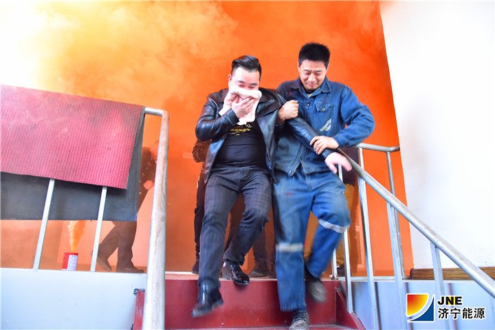 1554687214146695.jpg 2019年4月3日,金源煤矿成功举办消防演习(徐帅).jpg