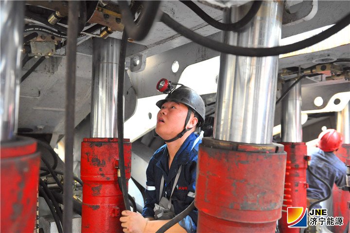 1554861230946914.jpg 2019年4月8日,运河煤矿职工胡灿宾喜获济宁市“五一”劳动奖章(陶文军 张弘).jpg