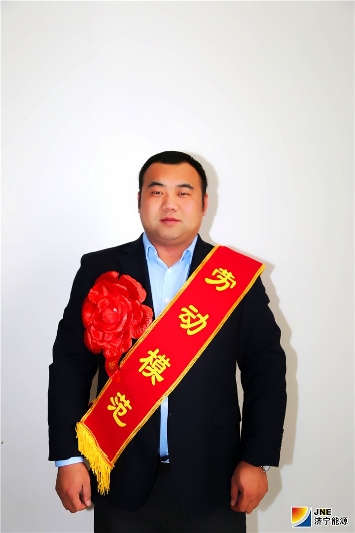 1555378286139887.jpg 1、集团要闻:【劳模风采】提升服务做销售,好煤卖出好价钱--朱家峁煤矿劳模李洋洋.jpg