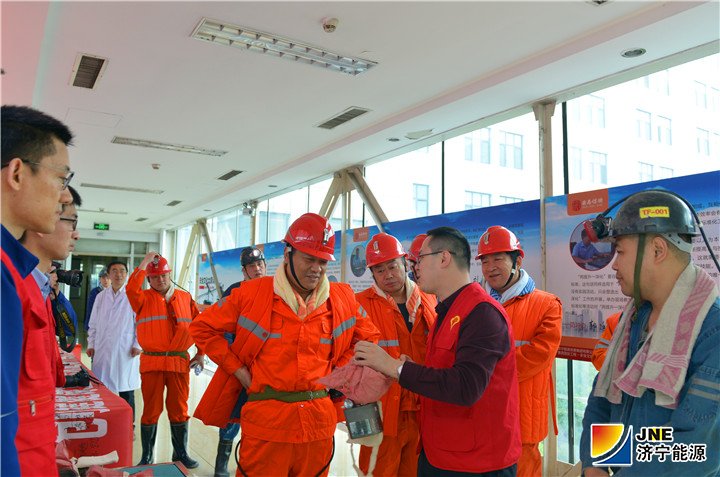 1557726922790665.jpg 2019年4月26日,张广宇现场查看安居煤矿《职业病防治法》宣传周活动开展情况(王博摄).jpg