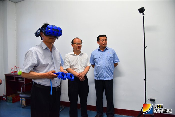 1561370022491422.jpg 2019年6月18日,鲁西监察分局局长李大普在金源煤矿体验VR场景(徐帅).jpg