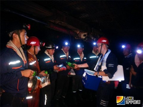 花园煤矿开展“对照一线找差距，夏送清凉到井下”活动