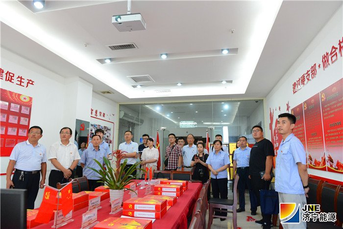 1564645865223980.jpg 2019年7月30日,济宁市国投公司党委副书记、工会主席马振到安居煤矿对标交流党建工作(陈继德摄).jpg