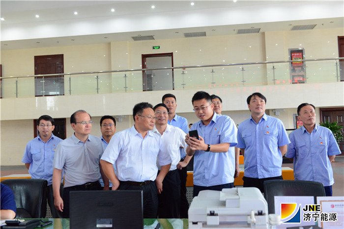 1565577413259911.jpg 2019年8月8日,山东煤矿安全监察局副局长杨成超到安居煤矿调研指导--观摩智慧化矿山建设各系统效果演示(陈晨摄).jpg