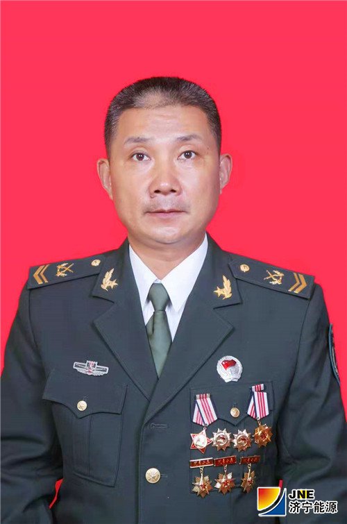 1567042358112416.jpg 《安居煤矿稿件:【发现榜样】从钢铁卫士到“铁面包公”(桂镇)》1.jpg