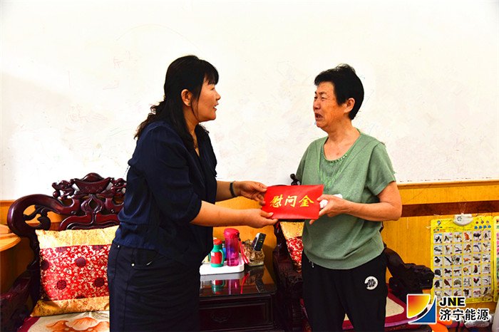 2019年9月2日，李红燕代表矿方将救助金送到大病职工家属手中（徐帅）.jpg