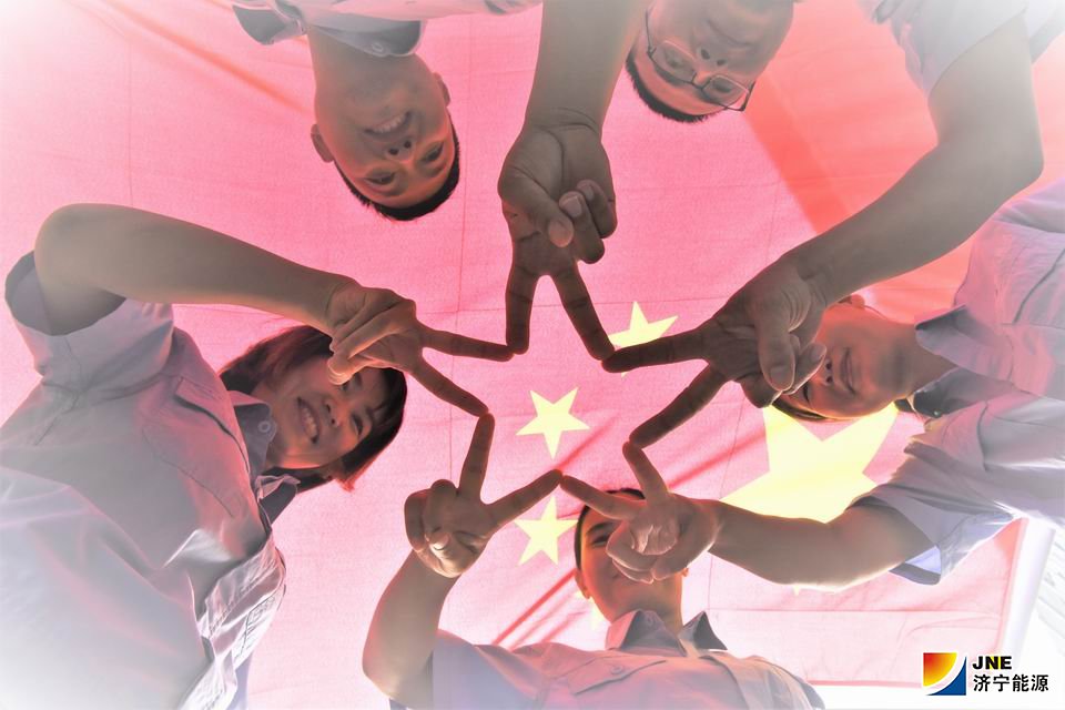 1570439499140679.jpg 2019年9月29日,金桥煤矿在“不忘初心 牢记使命”主题教育中开展“我与国旗合个影”活动(王海峰 摄).jpg