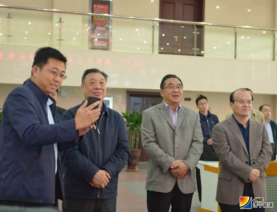 1571709609117881.jpg 2019年10月16日,市管企业安全生产现场经验交流会在安居煤矿召开(陈晨摄)--观摩智慧化矿山系统演示效果.JPG