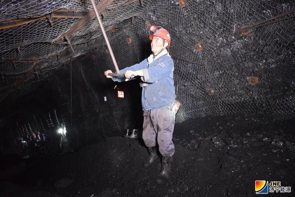 1572937349101950.jpg 2019年11月2日,记集团公司2019年度职工技能大赛综掘机状元 陈井雷(运河煤矿 韩孝义).jpg