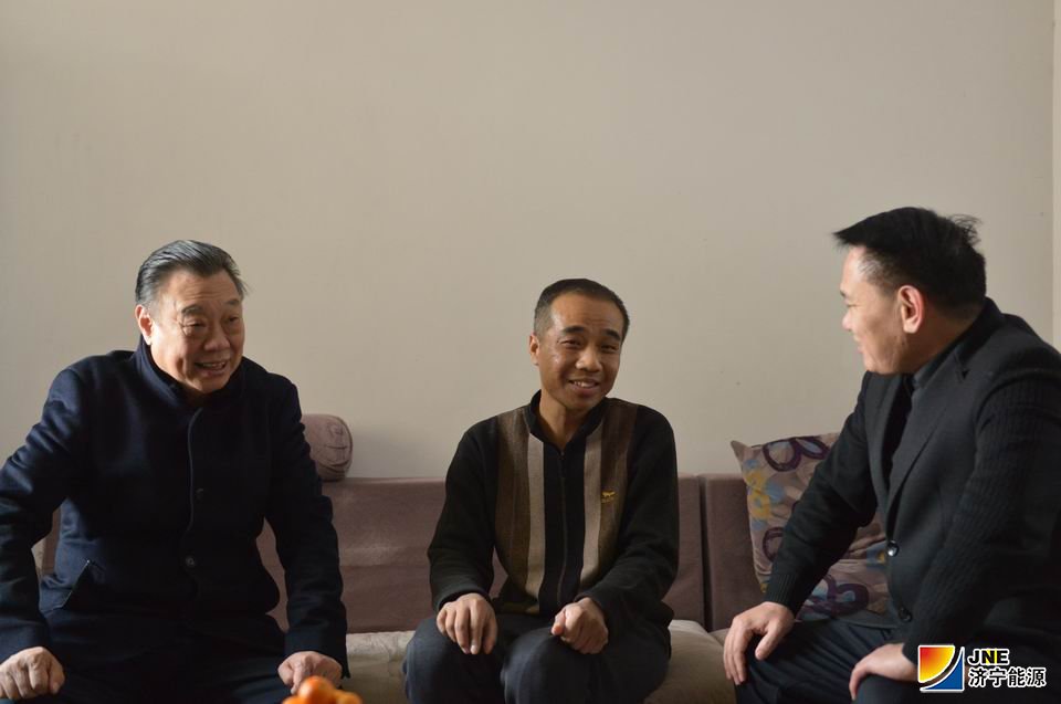 1578995504539806.jpg 2020年1月13日,市国资委领导走访慰问安居煤矿困难党员(陈继德摄).JPG