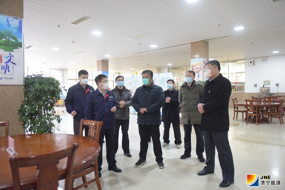 1582900168738998.jpg 2020年2月28日,市人大副主任张玉华到霄云煤矿食堂查看防疫防控工作(摄影:范栋).jpg