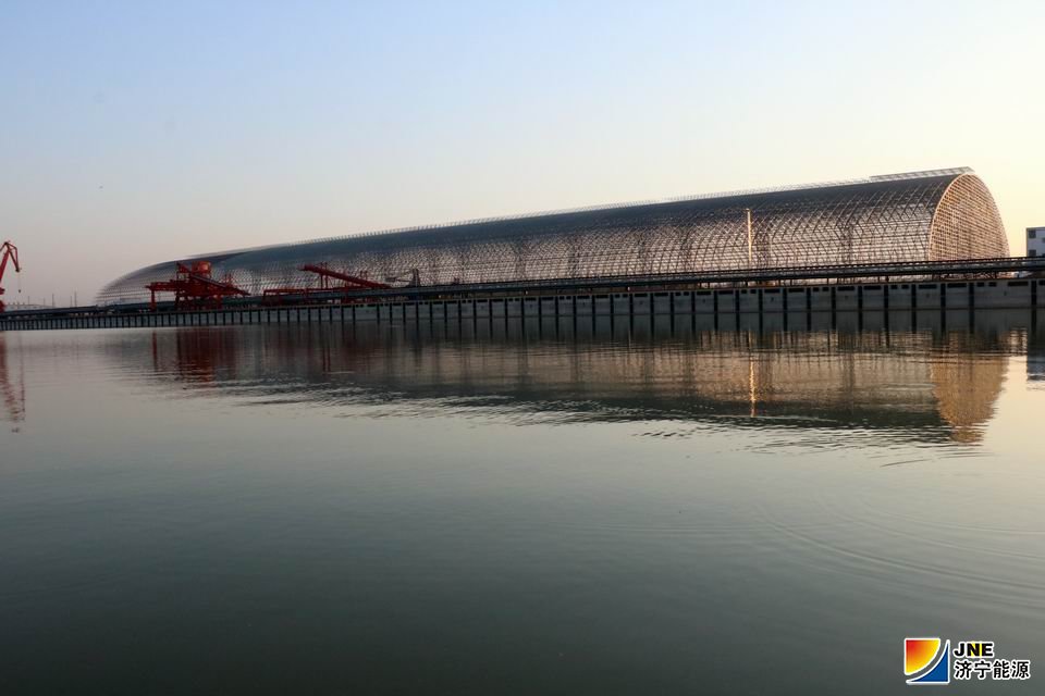 1587109321700056.jpg 我国最大跨度钢结构储煤棚在济矿物流诞生(王传钧 摄).JPG