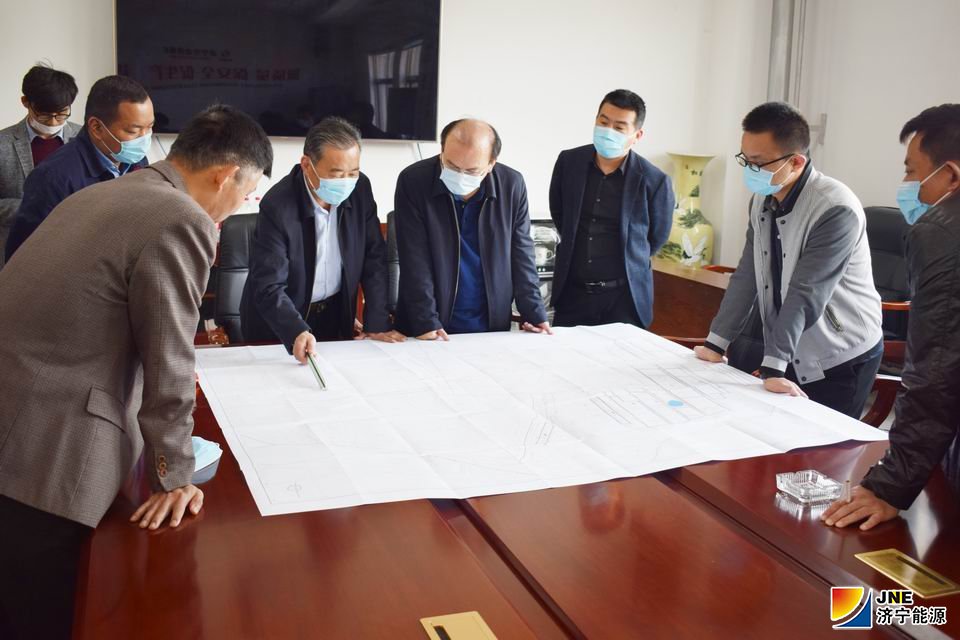 1587627537347754.jpg 2020年4月17日,马金平到金桥煤矿审查生产接续(孙欢 摄).jpg