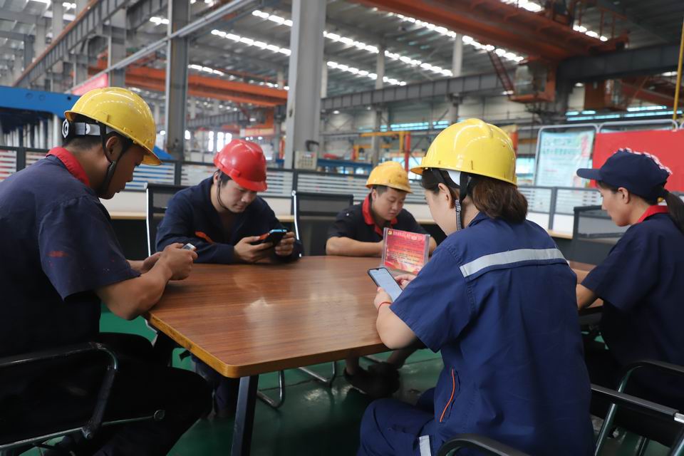 1601290393910949.jpg 职工们利用休息时间做题.jpg