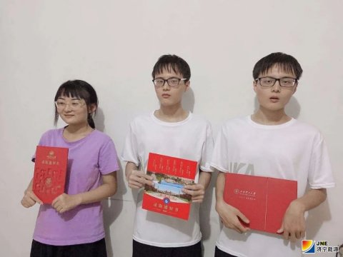 霄云煤矿一职工“三胞胎” 同时考上重点大学