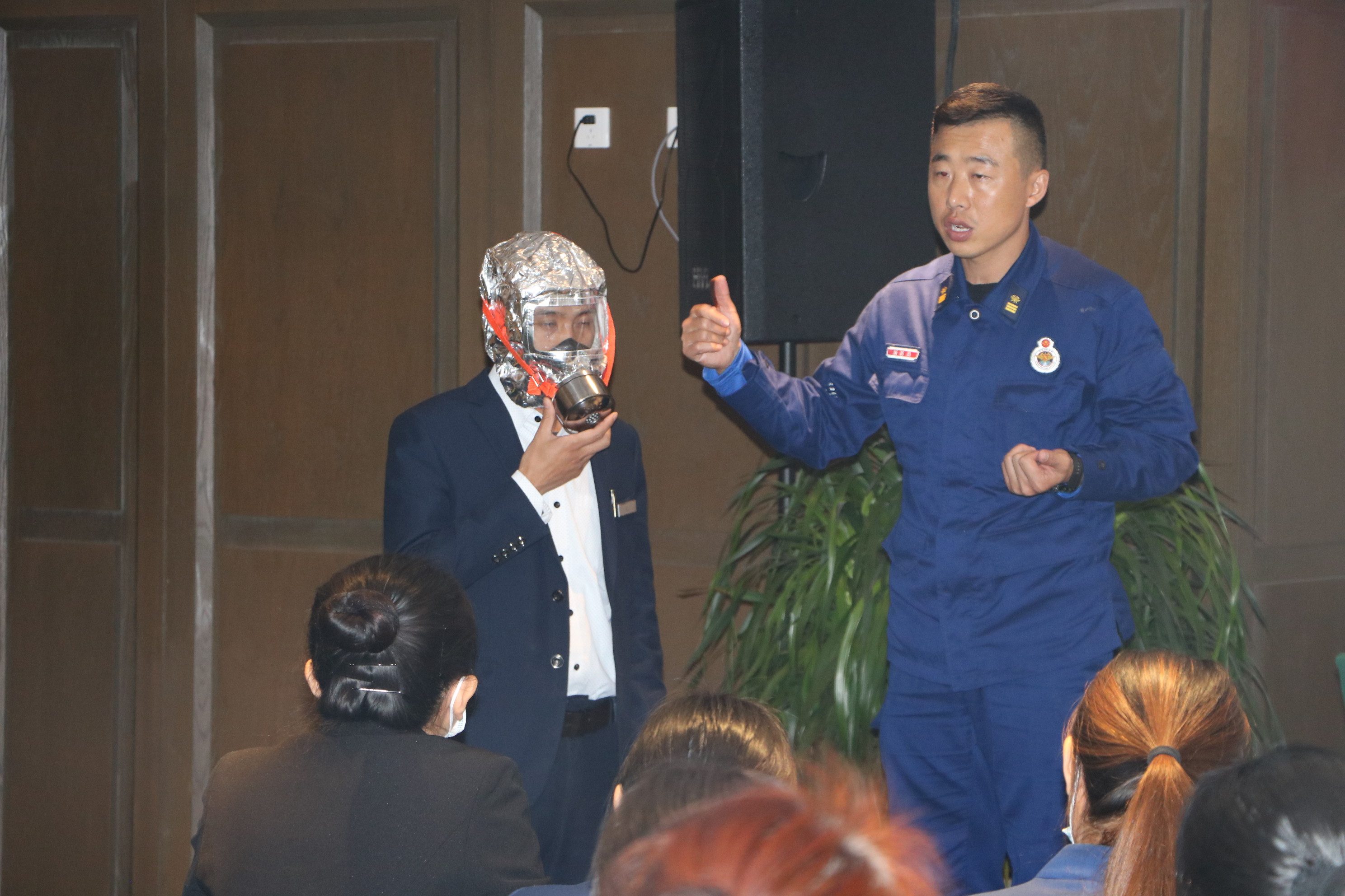 1604141757486968.jpg 圆中园公司:2020.10.28如何戴好防毒面具(韩光辉).JPG