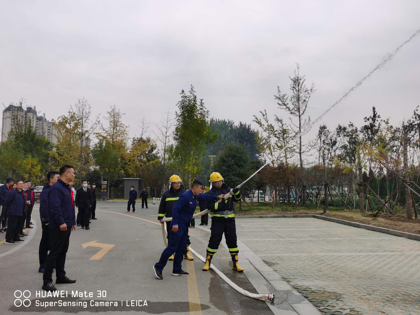 1604142130175112.jpg 圆中园公司:灭火抢实操演练(韩光辉).jpg