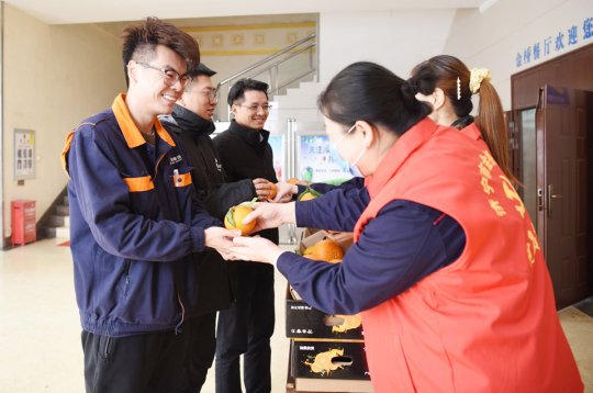 金桥煤矿：“橙”心“橙”意送温暖  又暖又甜！