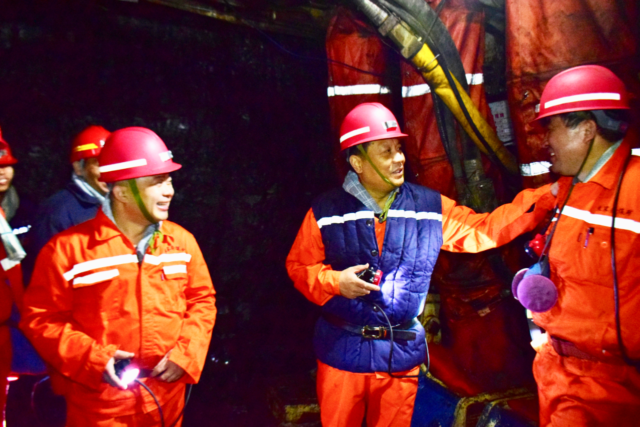 1607063675573404.jpg 张广宇到朱家峁煤矿检查指导工作.jpg