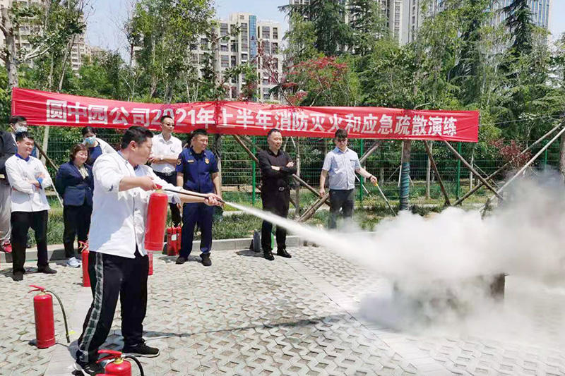 1621585128216871.jpg 圆中园公司:2021.05.20.后厨人员进行现场灭火操作(王震).jpg