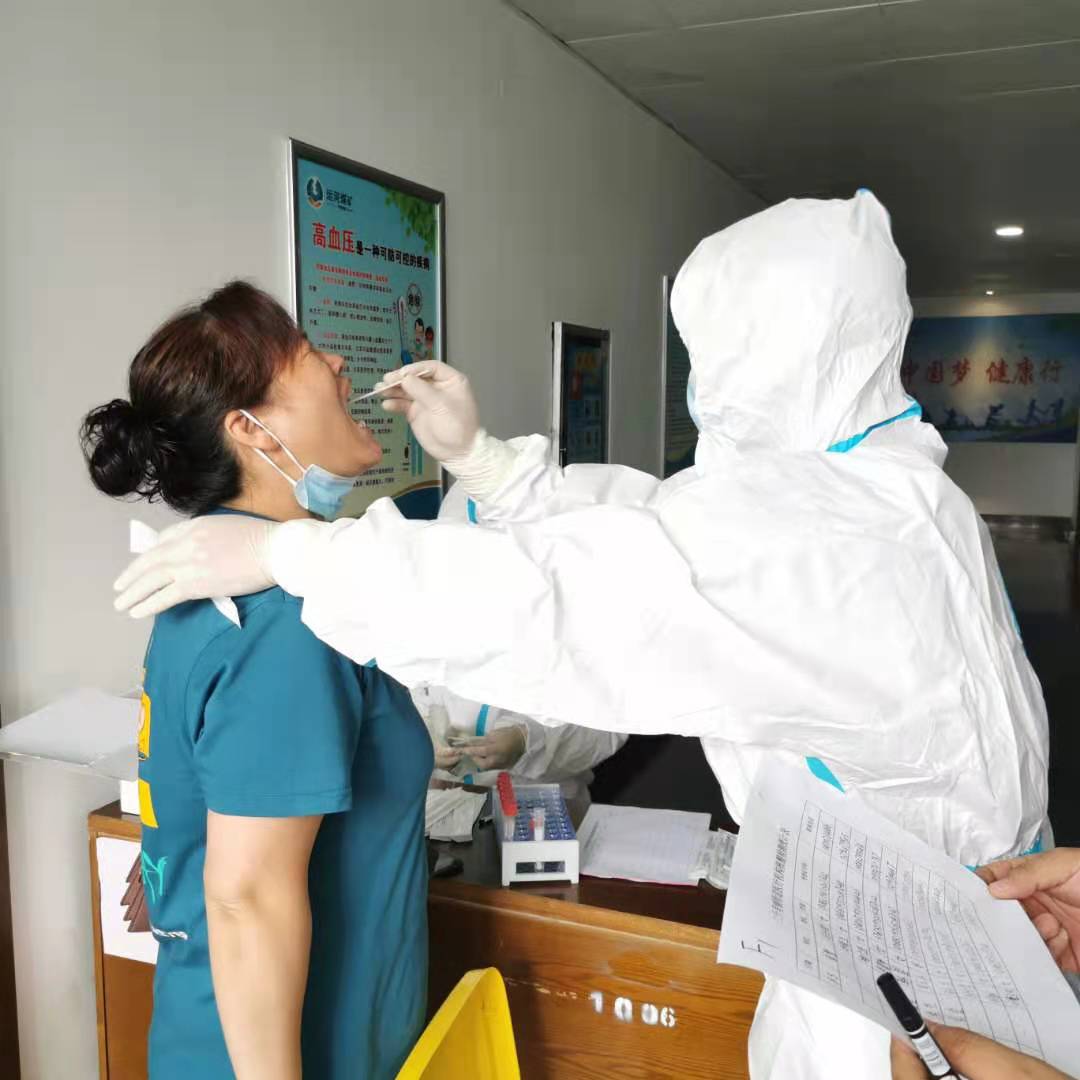 2021年8月5日，运河煤矿开展特定人群核酸检测 做好职工健康的“守门人”（翟义枫 单贝） (3).jpg