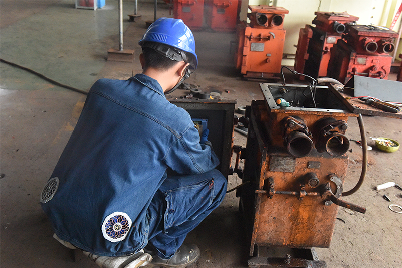 职工穿上“空调服” (1).jpg