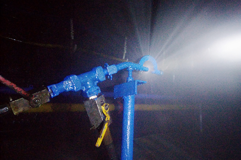 1641639199952709.jpg 2022年1月5日朱家峁煤矿新型全断面喷雾装置改造再升级(陈忠民摄).jpg