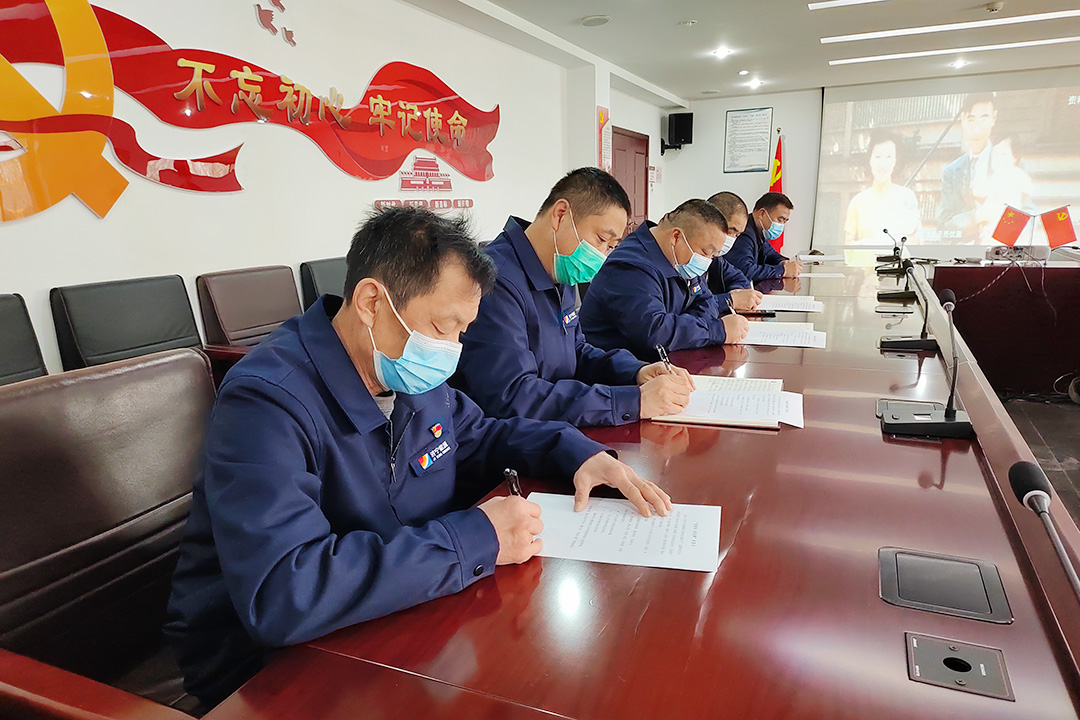 1648023776643407.jpg 港航跃进港:组织全员签订“我服务 我保障”承诺书1.jpg