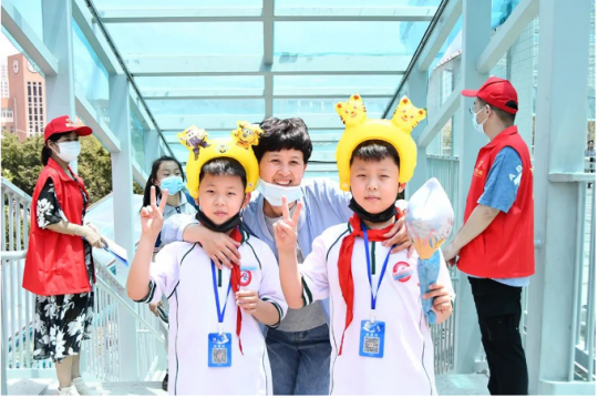 济宁能源“万众红心”志愿者开展“守护上学路”志愿服务活动