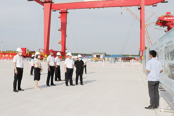 1654604991264215.jpg 尹晶到龙拱港督导项目进展情况(高文生,摄3).jpg