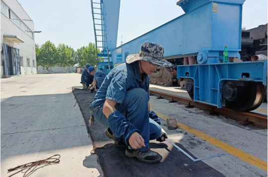 骄阳烈，职工美——致敬高温下的坚守
