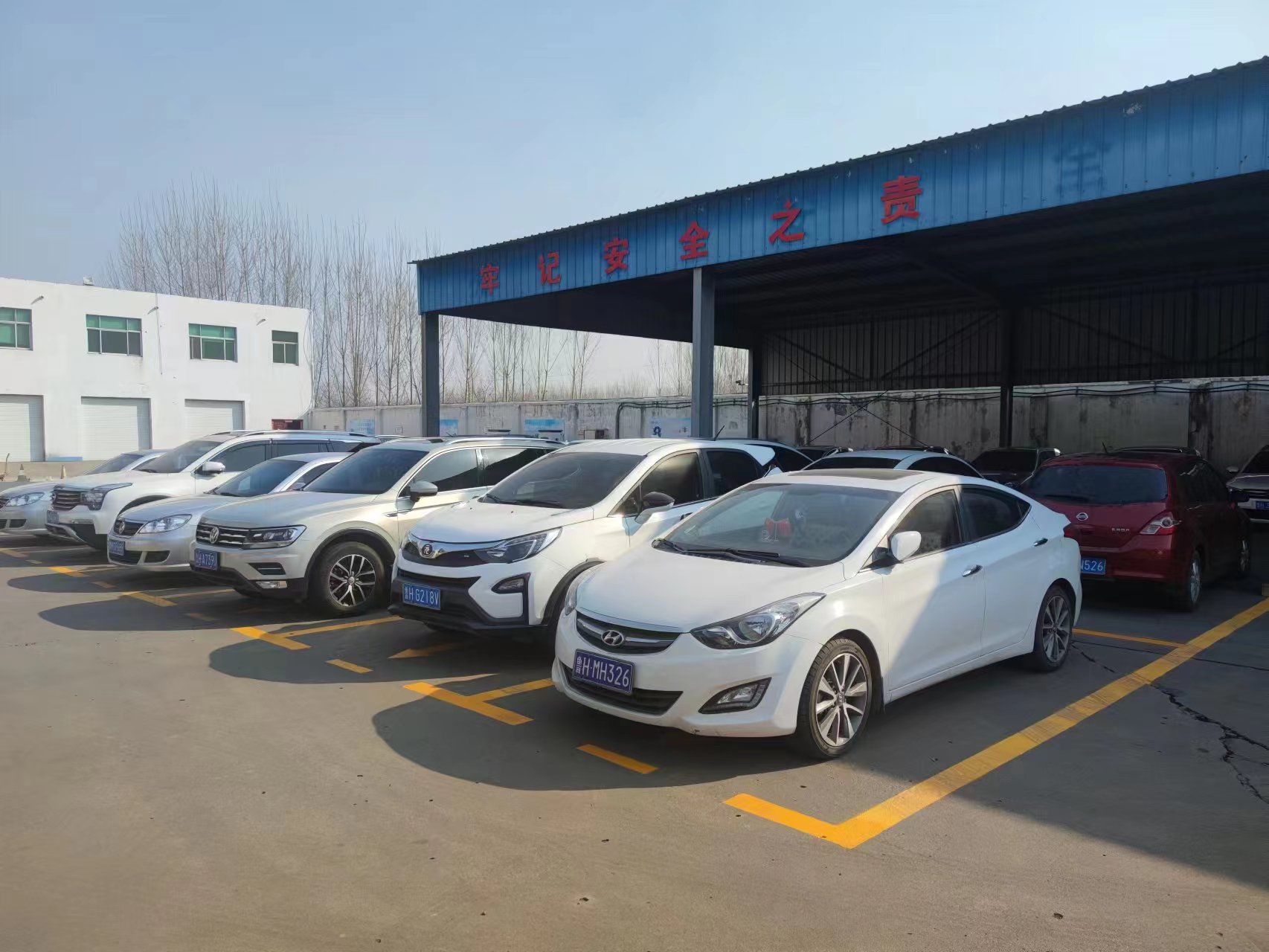 1675753305463078.jpg 2023年2月4日,运河煤矿新增设停车场为职工解难事。(地点:运河煤矿,拍摄:赵国安).jpg