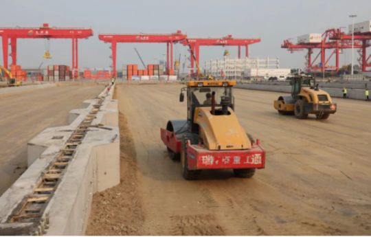 龙拱港新建堆场轨道梁提前完工