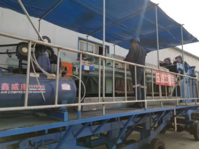 移动压滤机在梁山港首次投入使用