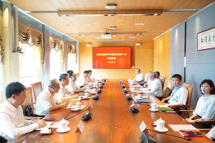 张广宇陪同市领导到上港集团、远东宏信走访交流