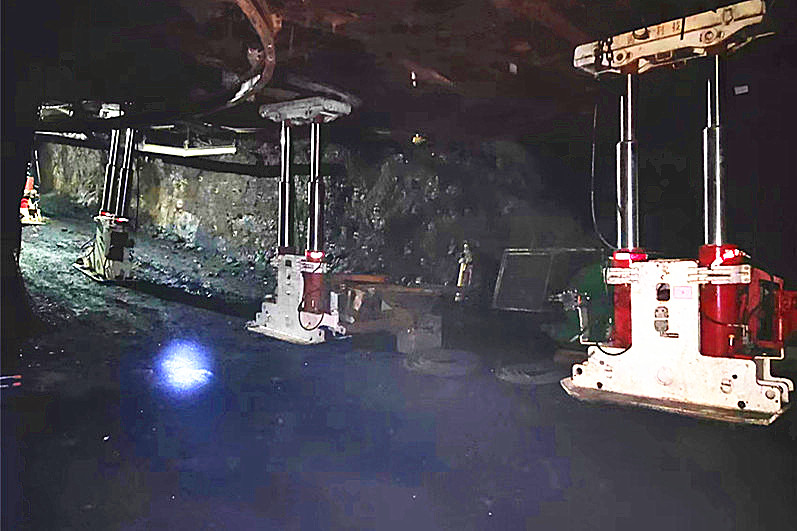 1695715767837742.jpg 花园煤矿5306切眼首次使用单元支架提高支护效率。_副本.jpg