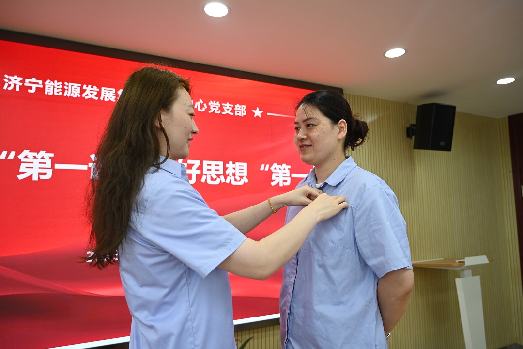 2023年7月7日，老党员张旭为新党员戴党徽（地点：正则招标1112室，拍摄人：靳溢欣） - 网站.JPG