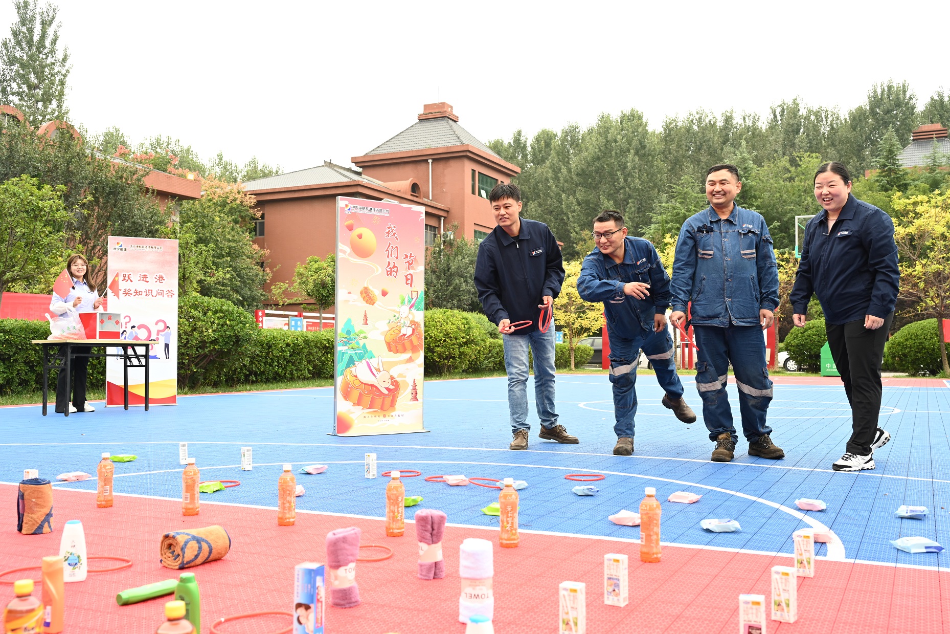 1696119997783522.jpg 跃进港组织趣味套圈活动热闹过中秋 (2).jpg