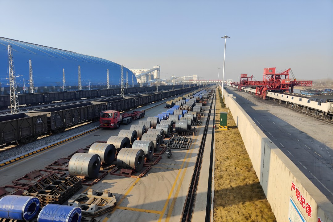 1702344824308968.jpg 冲刺四季度丨梁山港钢卷卸车创新高!②(拍摄地点:货场管理厂 拍摄人:刘学路).jpg(1).jpg